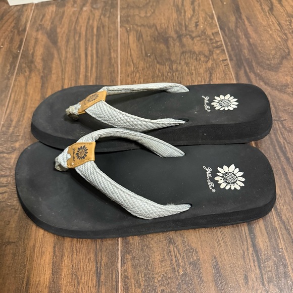 Black and Gray Flip Flops Yellow Box Size 8.5 - Picture 5 of 5
